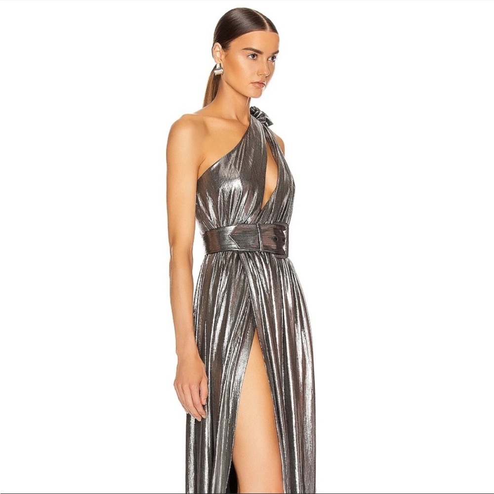 Retrofete "Andrea" 
One-shoulder neckline
Column silhouette
Thigh-high slit